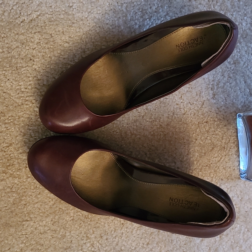 Kenneth Cole Reaction Size 9, burgundy, platform pump.